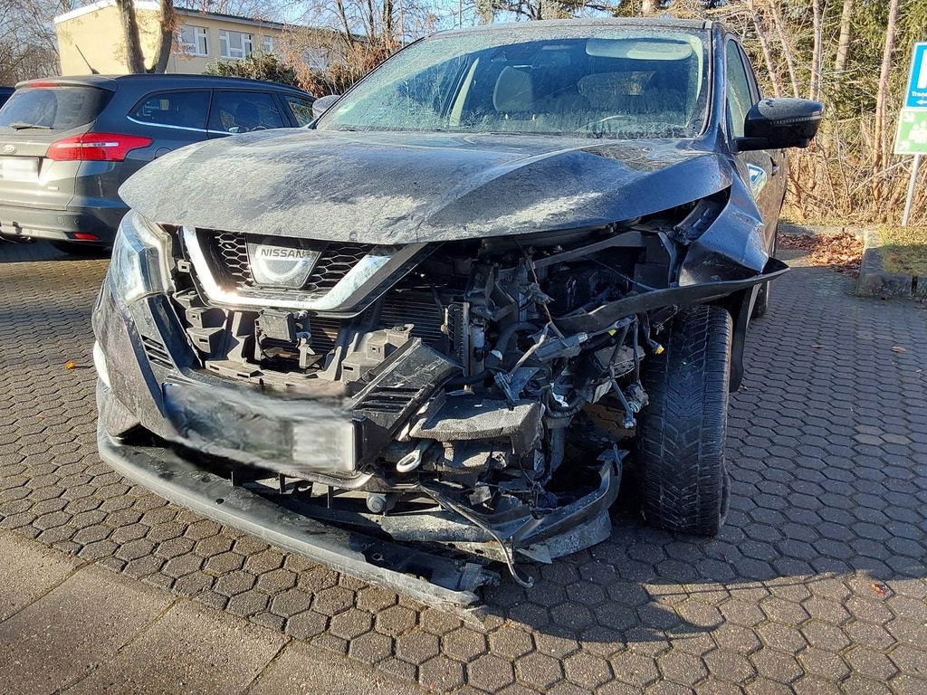 Nissan Front- und Heckschaden